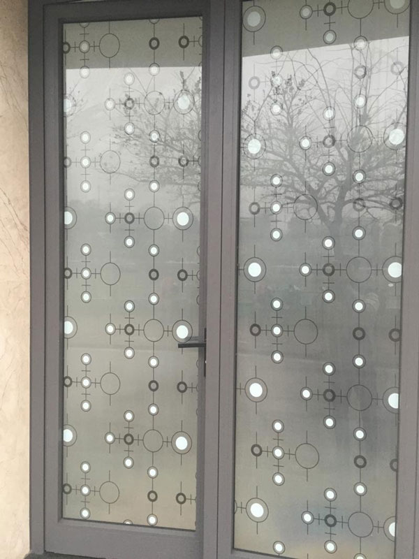 Decal Cuộn Kính Mờ Họa Tiết Tròn Trắng Đen