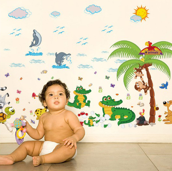 Decal Dán Tường Động Vật Vui Đùa Trên Bãi Biển