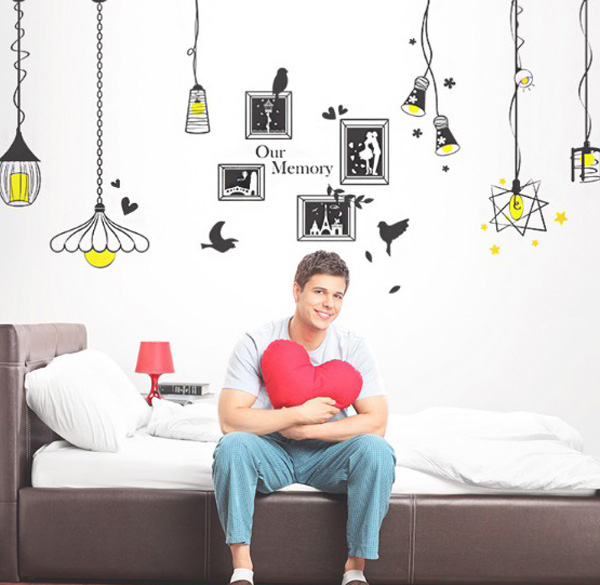 Decal Khung Ảnh Và Những Chiếc Đèn Treo