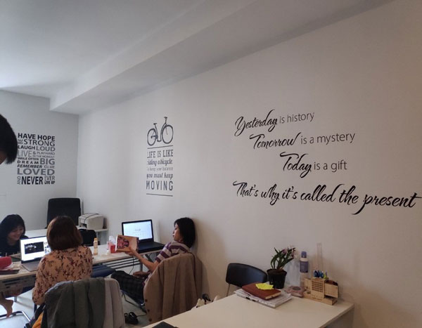 Decal Văn Phòng Never Ever Give Up