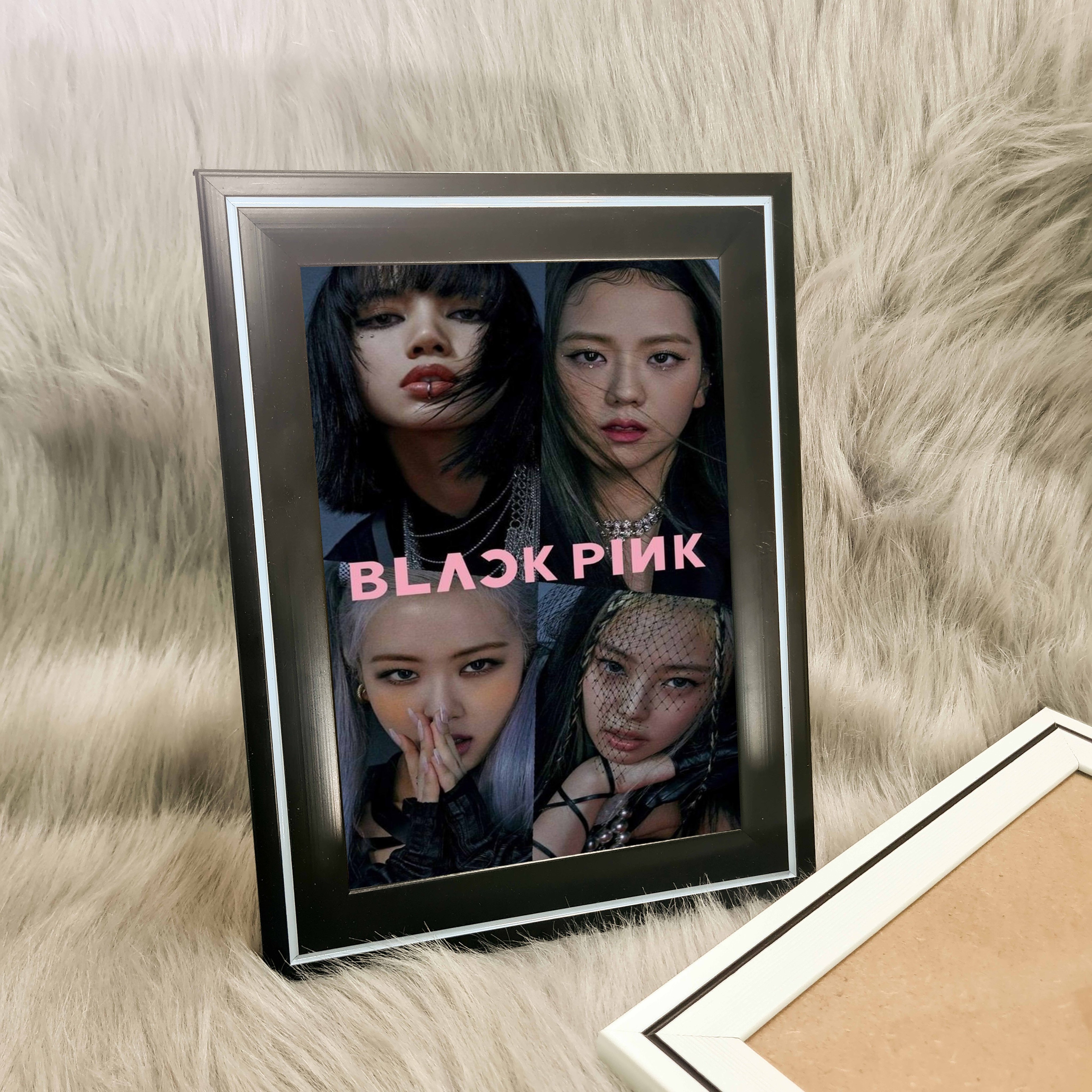 Khung Ảnh Để Bàn 15x21cm(A5)/ 21X30cm(A4) - Viền Đen Sọc Trắng Hiện Đại - Hình Blackpink